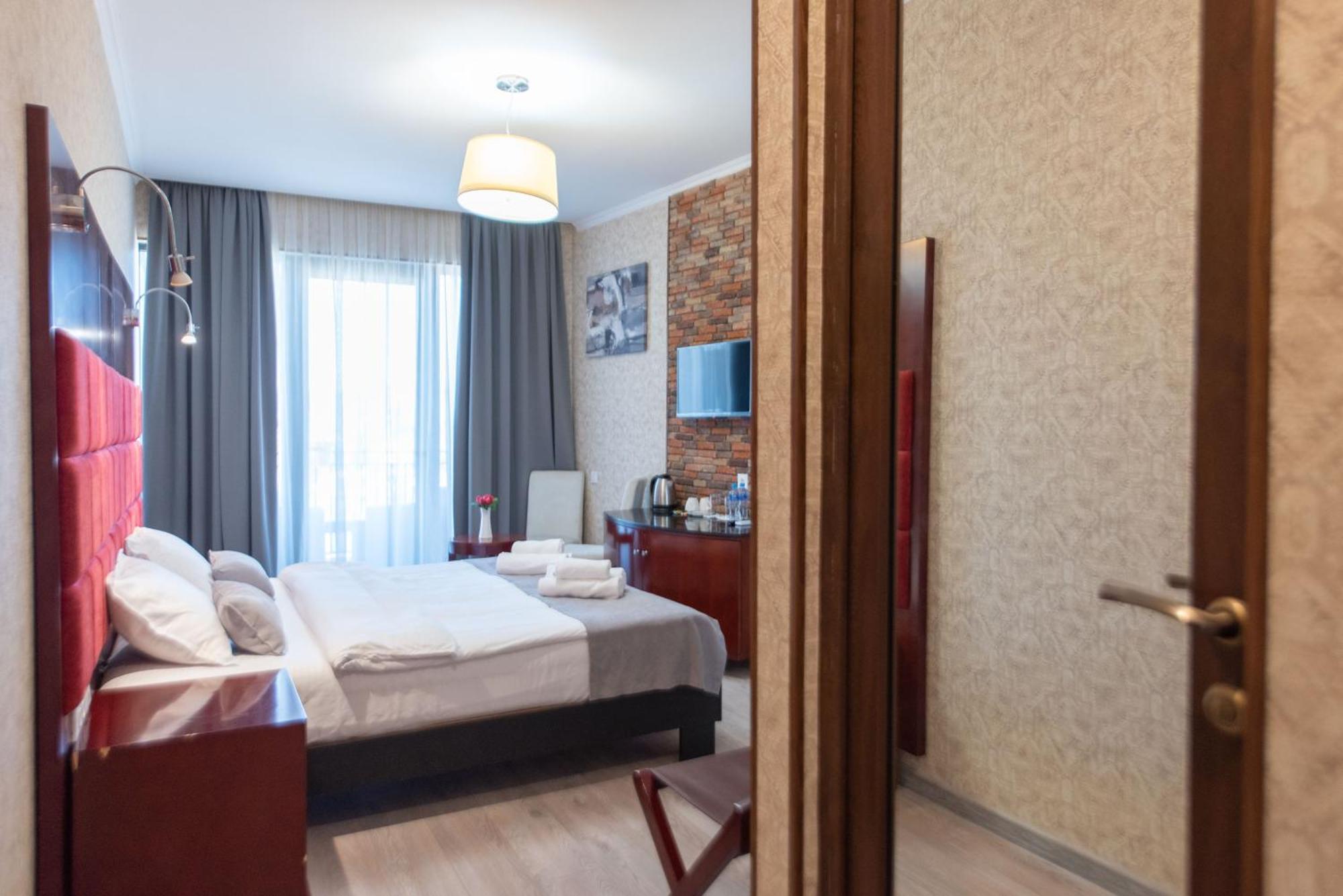 Kraveli Hotel Tbilisi Exterior photo