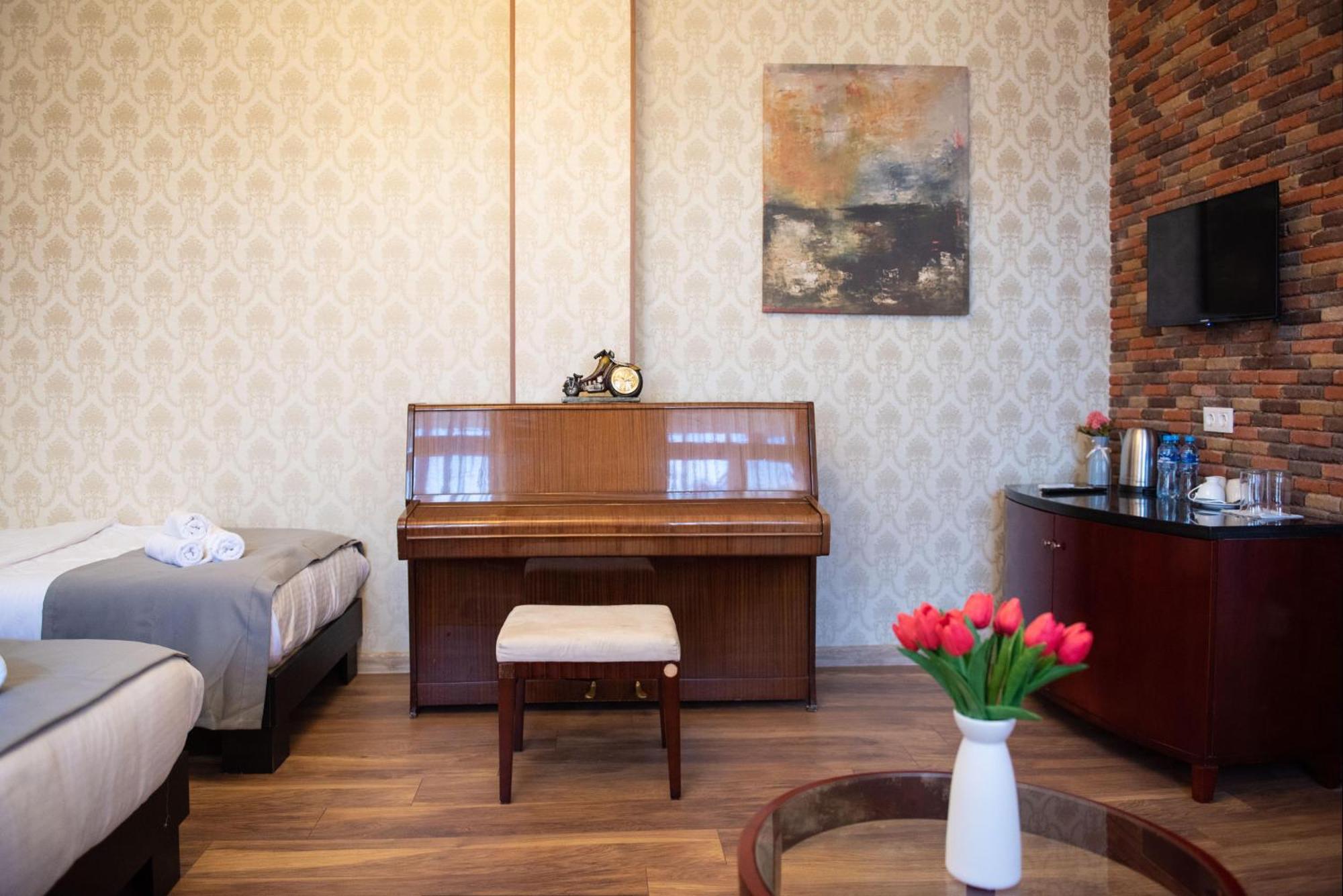 Kraveli Hotel Tbilisi Exterior photo
