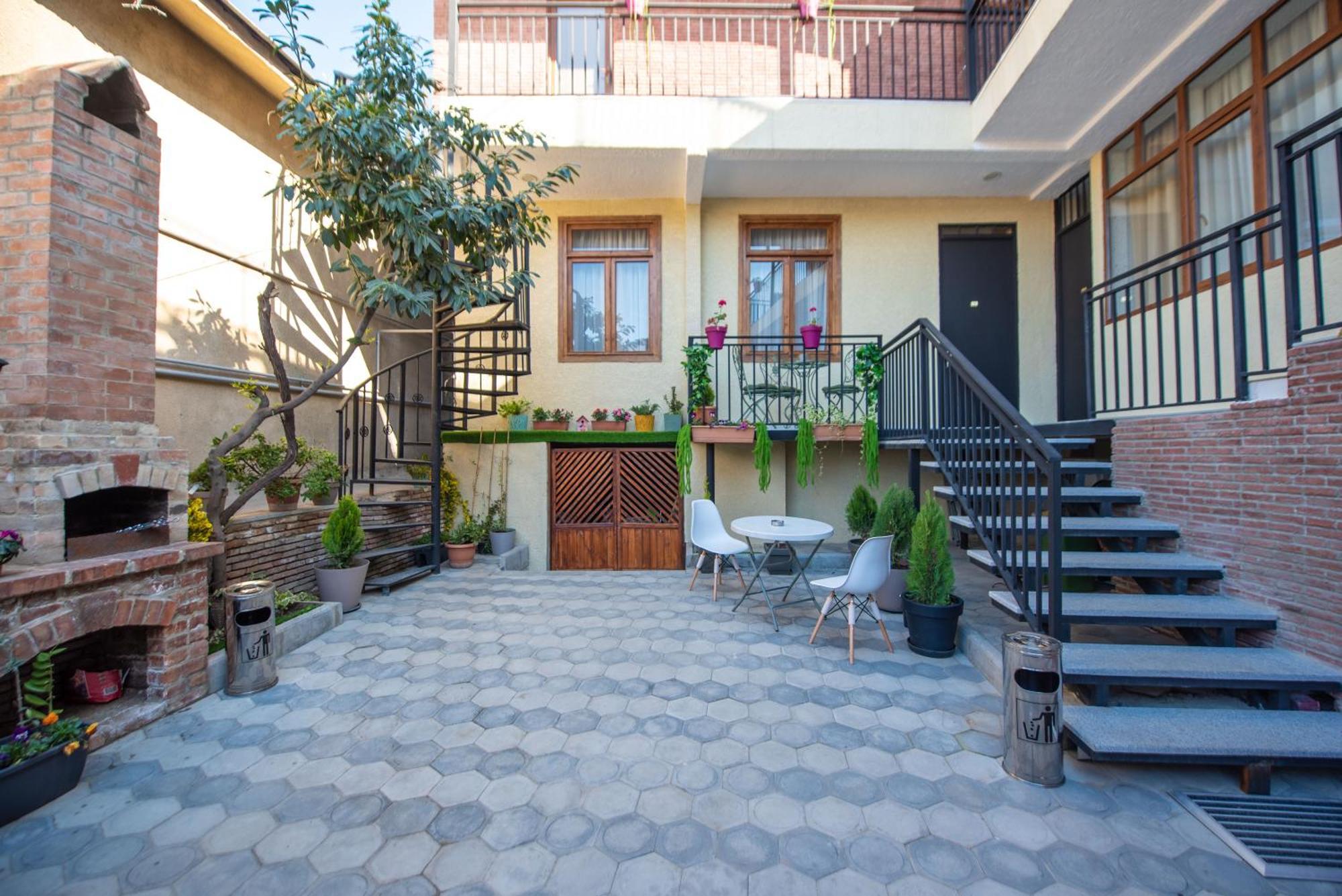 Kraveli Hotel Tbilisi Exterior photo